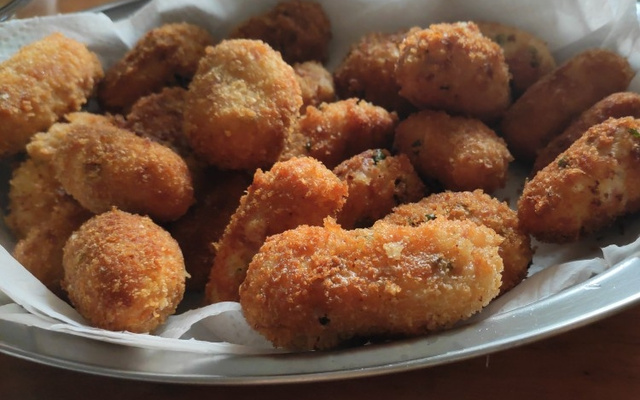 Bolinho de arroz com mortadela
