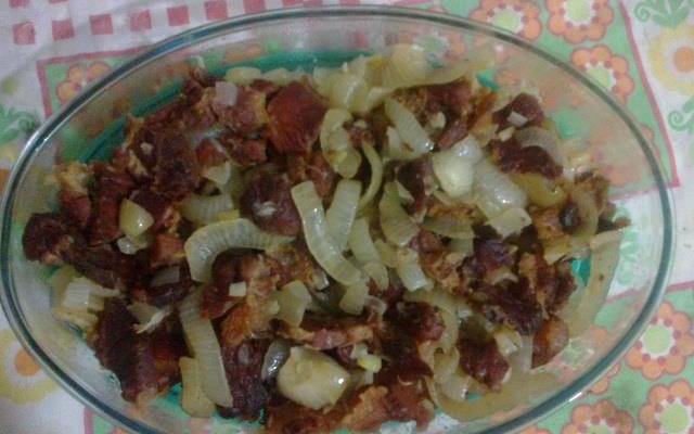Carne seca acebolada
