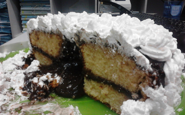 Bolo de baunilha com cobertura de chocolate e coco