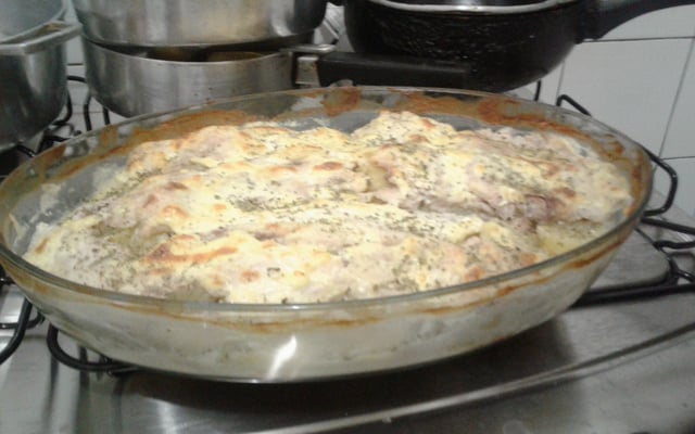 Peixe assado no requeijão e creme de leite