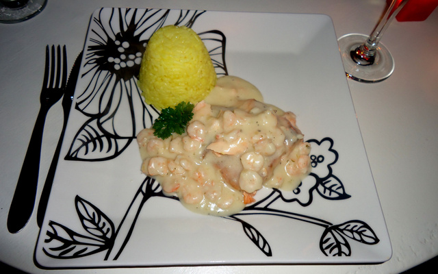 Salmão ao molho branco de camarão