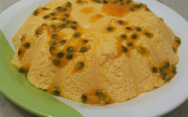 Mousse de maracujá com suco em pó