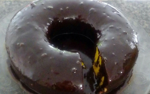 Bolo de cenoura com passas e calda de chocolate