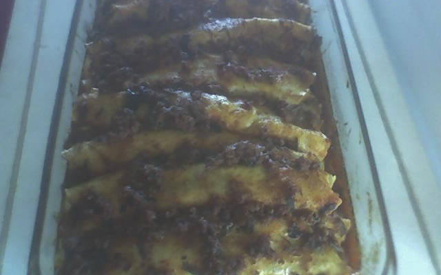 Panqueca com molho de carne moída e recheio de mussarela e presunto