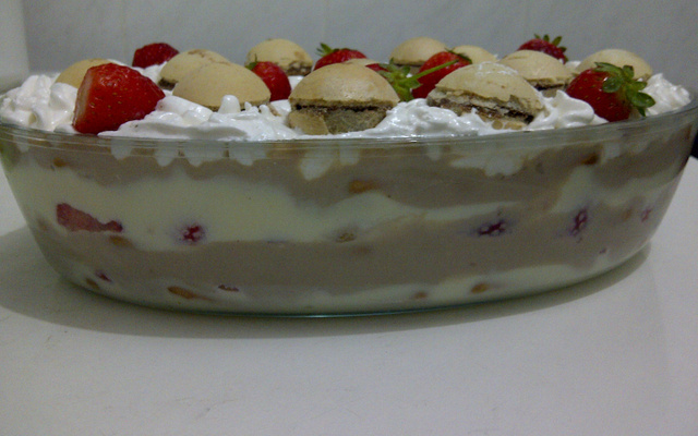 Pavê de morango com chocolate