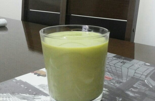 Iogurte de abacate com banana natural e fácil