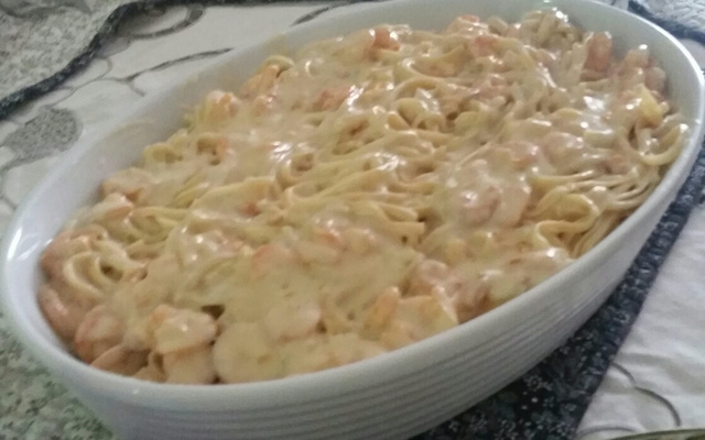Macarrão ao molho branco com camarão