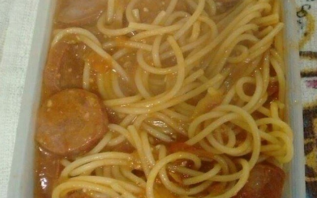 Espaguete com molho de calabresa