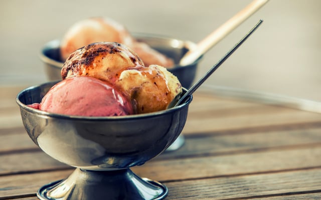 Três bolas de sorvete fácil servidas em um recipiente preto