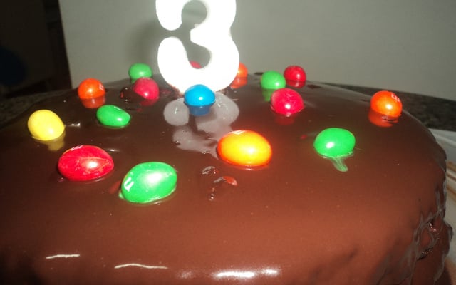 Bolo de chocolate com recheio de morango