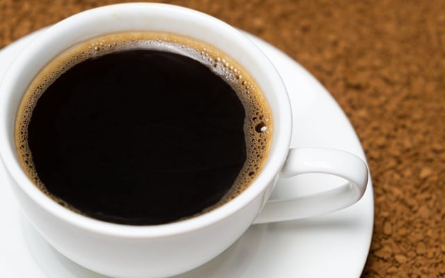 Xícara de café coado simples, intenso e sem sabor de filtro de papel