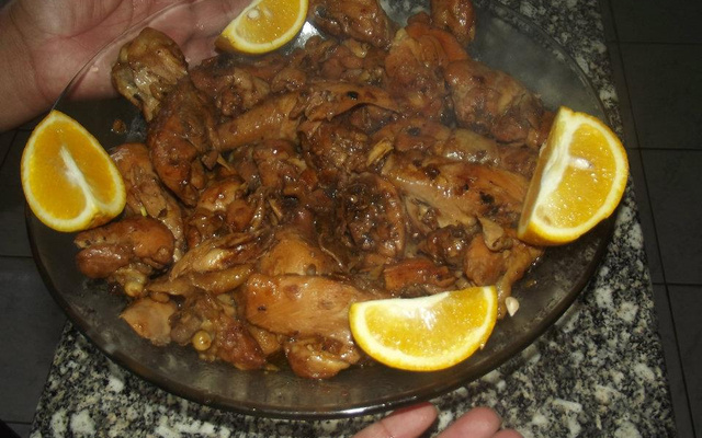 Frango simples com caldo de laranja