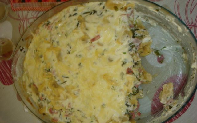 Ravióli ao molho branco com presunto e brócolis