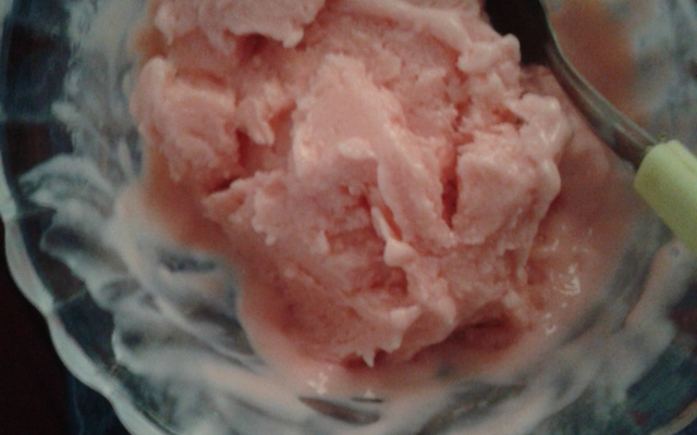 Sorvete de pudim de morango prático