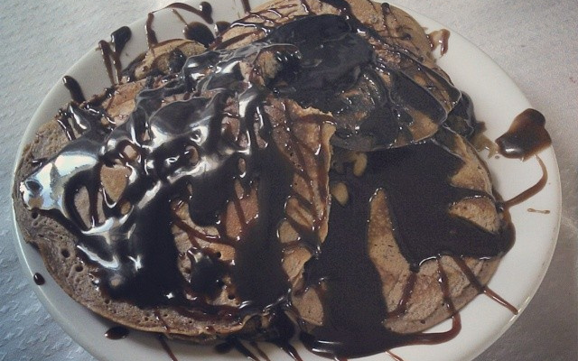 Waffles de chocolate com cobertura de chocolate