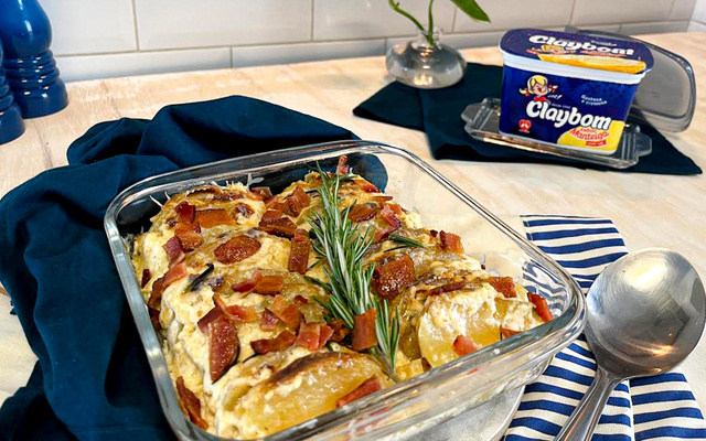 Batata gratinada com creme de queijo e bacon frito