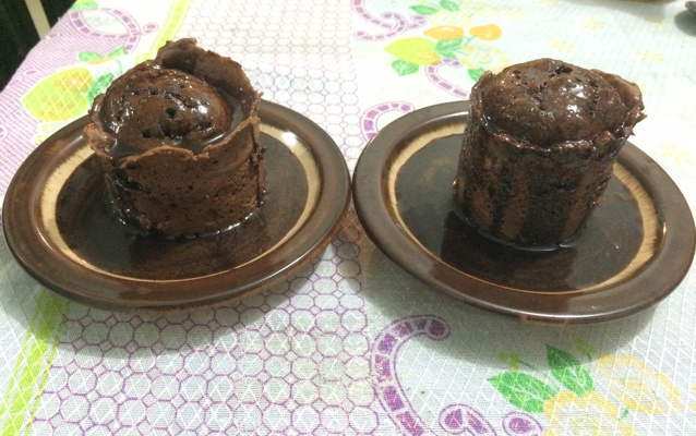 Bolo de caneca sem ovo com cobertura de chocolate