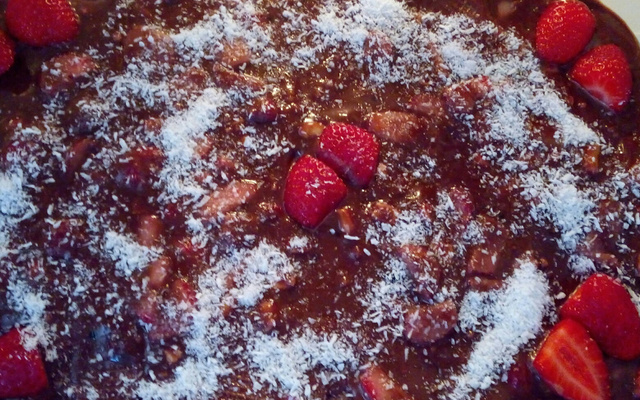 Bombom de morango na travessa