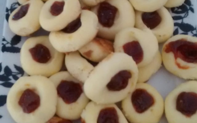 Biscoito de amido de milho com goiabada