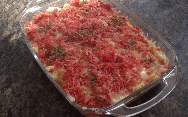 Macarronada com molho branco e molho bolonhesa