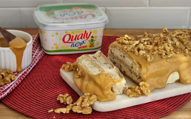 Torta cremosa de nozes e doce de leite 