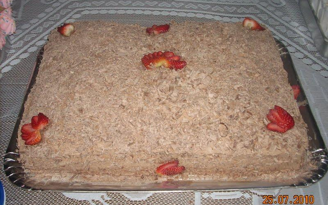 Bolo de chocolate com recheio de brigadeiro e coberto com chantilly