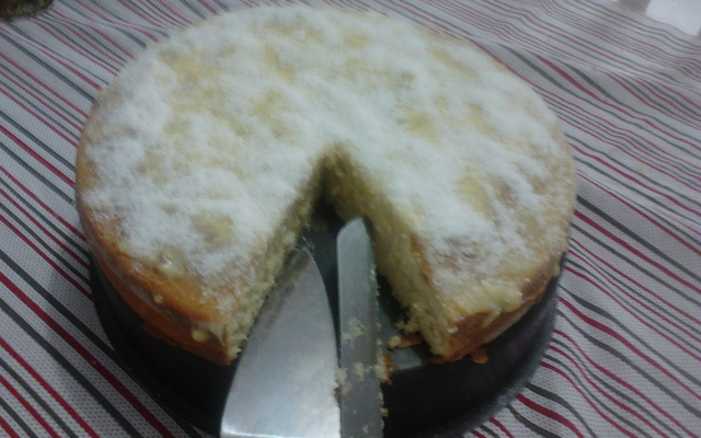 Bolo de laranja com cobertura de laranja.