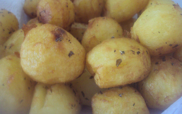 Petisco de Batatinha com Manjericão Seco