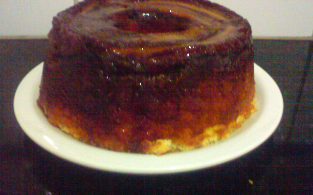 Bolo de iogurte e bananas carameladas