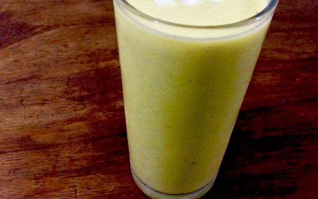 Vitamina prática de abacate com banana