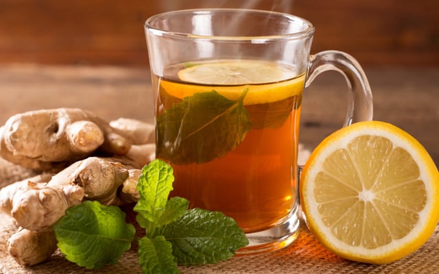 Chá de gengibre quente com gengibre, ervas e especiarias