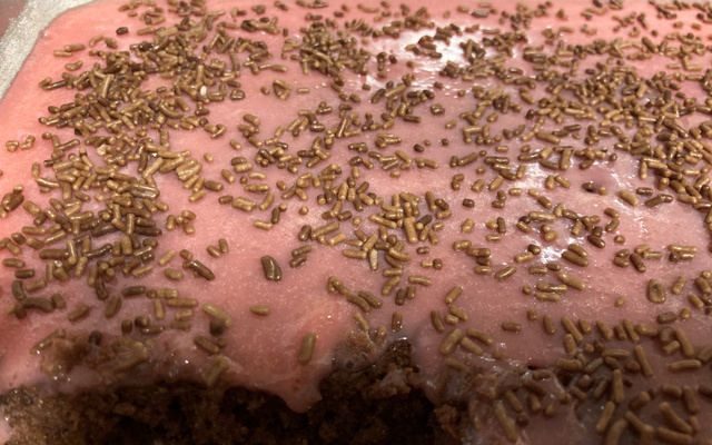 Bolo de chocolate com cobertura de morango - fácil e sem liquidificador e batedeira
