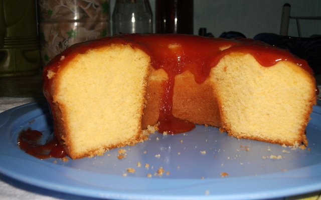 Bolo de milho com calda de goiabada