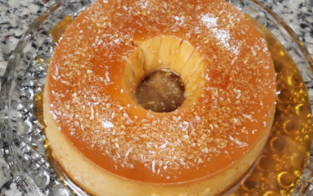 Pudim de doce de leite e leite em pó