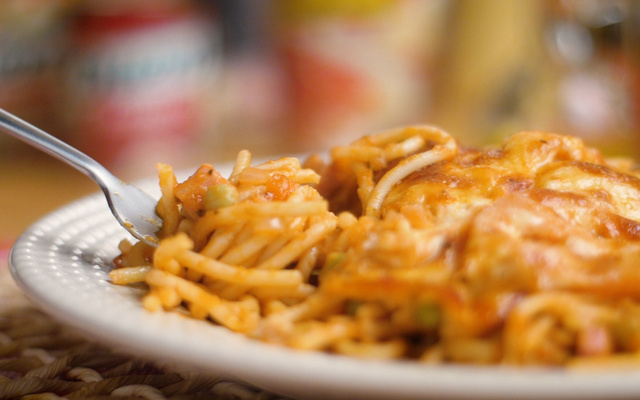 Macarrão com queijo e presunto ao forno