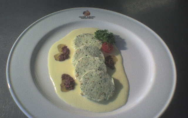 Nhoque de azeitona ao creme de mandioquinha