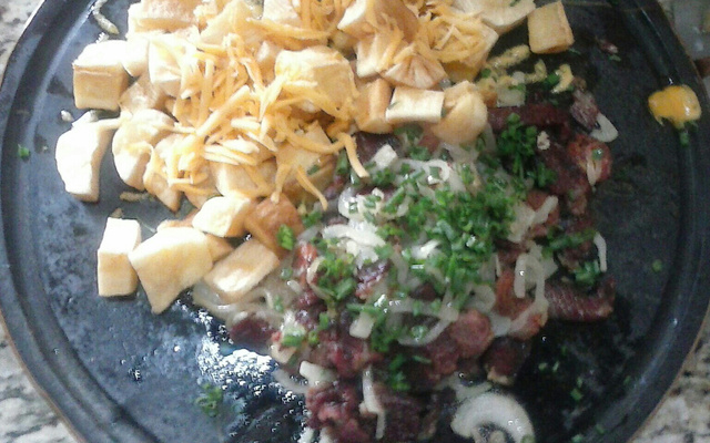 Carne seca com aipim e queijo