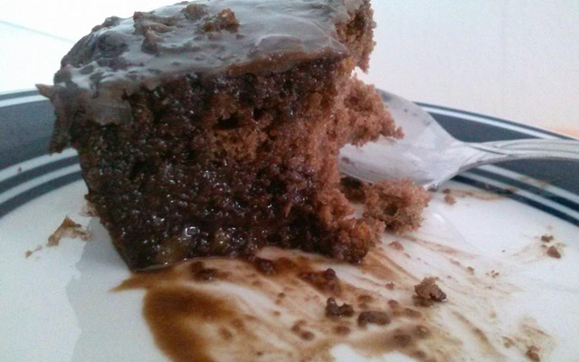 Bolo de chocolate com banana e nozes