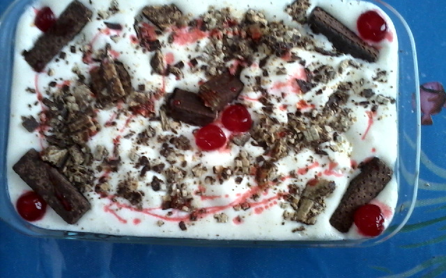 Torta de bis com sorvete de chocolate branco