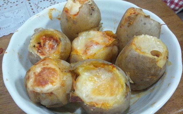 Batata recheada com peito de frango defumado