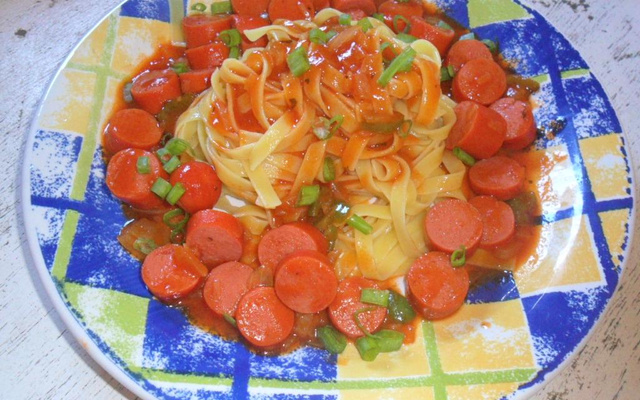 Talharim ao sugo com salsichas