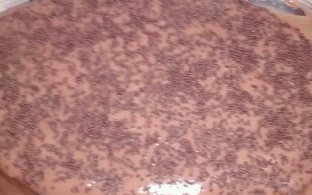 Bolo branco com cobertura de chocolate