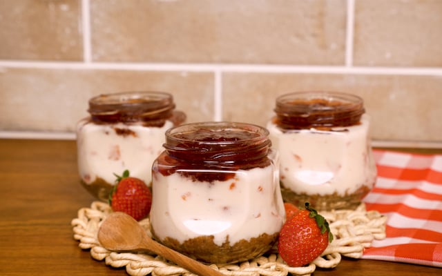 Cheesecake de morango no pote