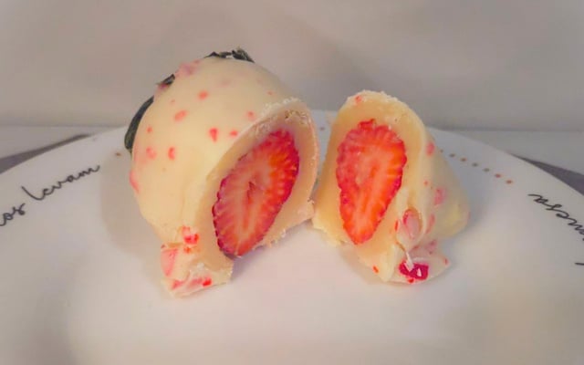 Morango cravejado: o bombom do amor viral com brigadeiro cremoso e coberto de pedacinhos crocantes
