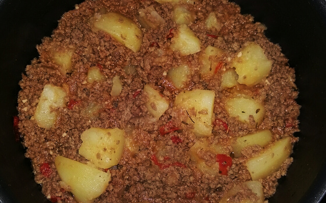 Carne moída com batata rápida e saborosa