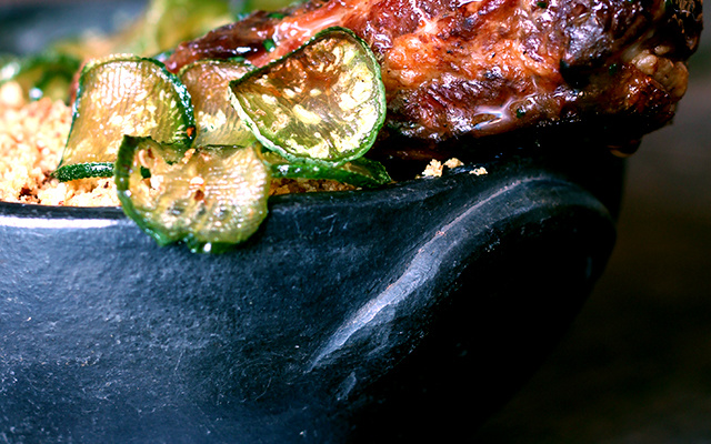 Costelinha braseada, com angu de milho verde e chips de jiló