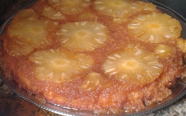 Bolo caramelado de abacaxi