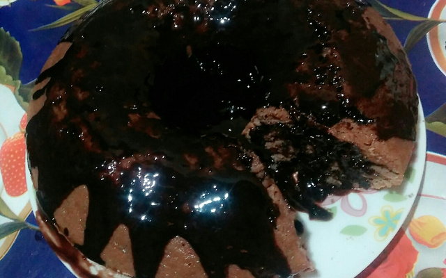 Bolo de chocolate e calda de chocolate