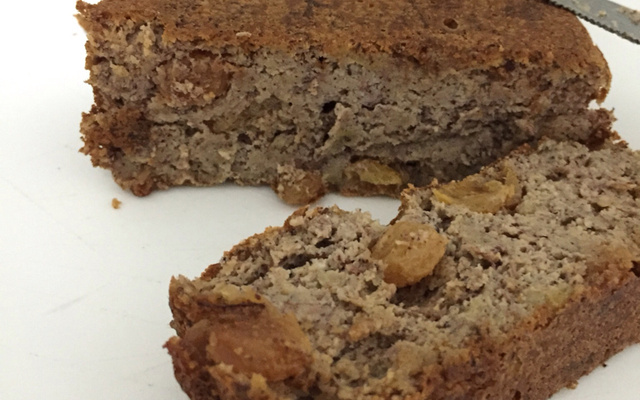 Bolo de banana com passas usando farinha de coco
