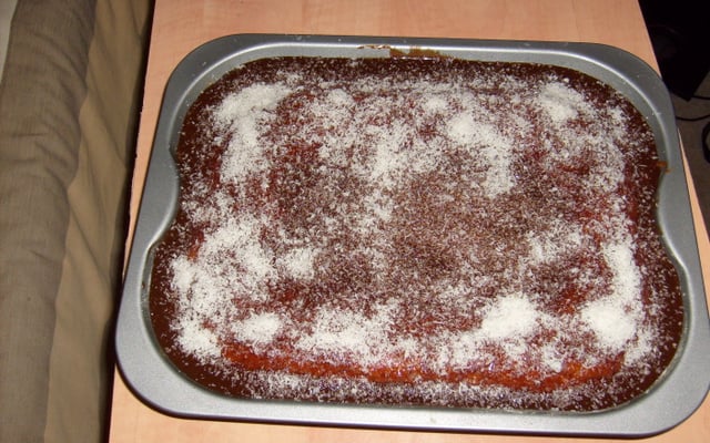 Bolo de cenoura com cobertura de chocolate e coco ralado